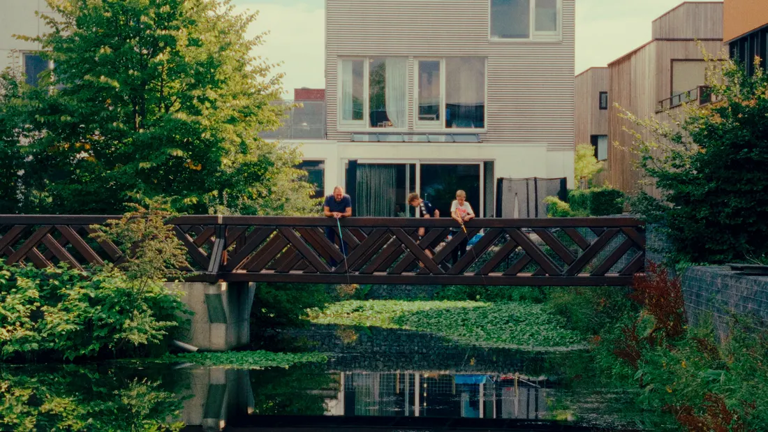 Filmstill, brug in een woonwijk