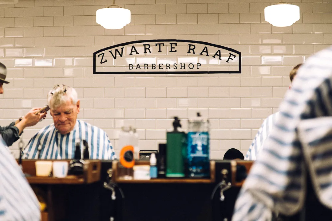 Zwarte Raaf barbershop, huisstijl die doorloopt in de ruimte