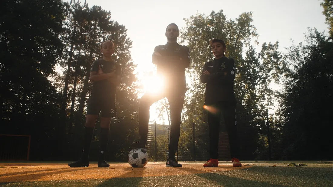 Voetbalteam bij zonsondergang