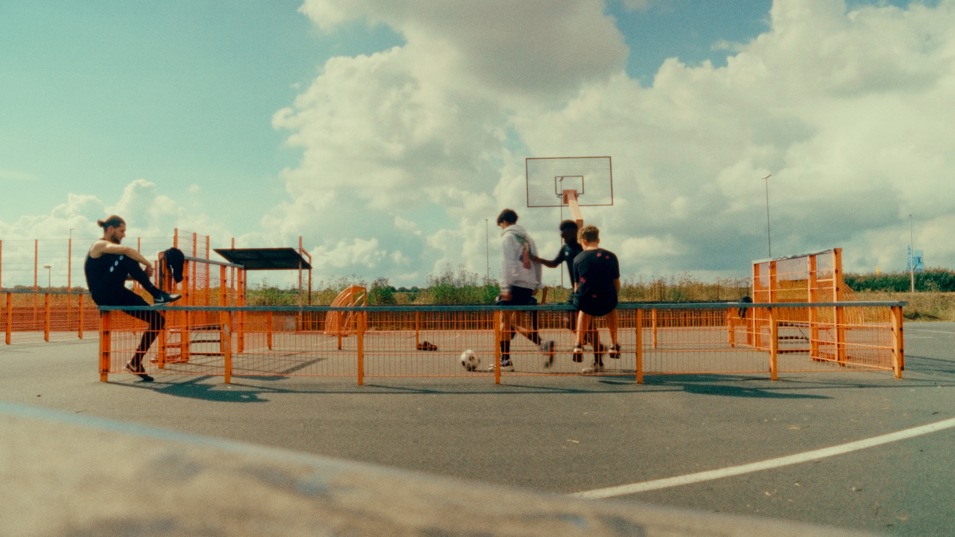 Het team van Winq Studio samen op een street court.